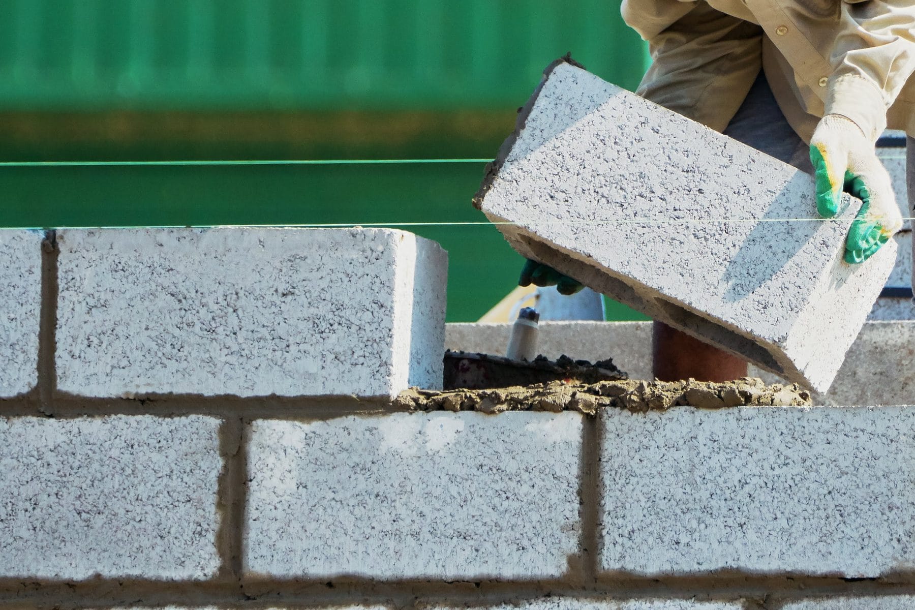 Construire sa maison en utilisant comme matériau la brique. 
